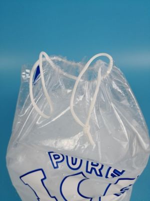 Os sacos de gelo plásticos do Ldpe com cordão, cubo de gelo ensacam 1 quilograma de capacidade de peso